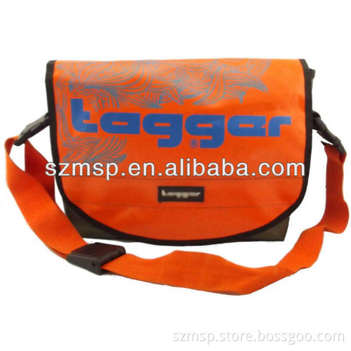 Waterproof tarpaulin messenger bag for men